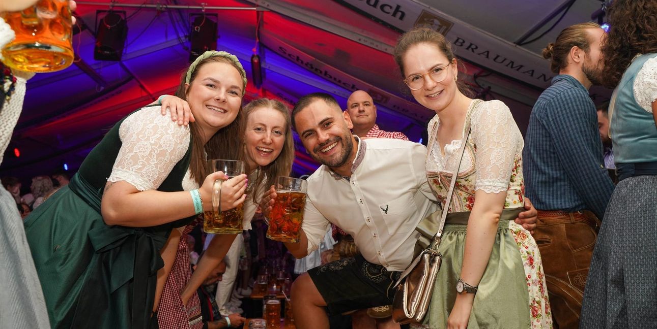 Ein Prosit der Gemütlichkeit beim Wasen Warm Up in Dagersheim.