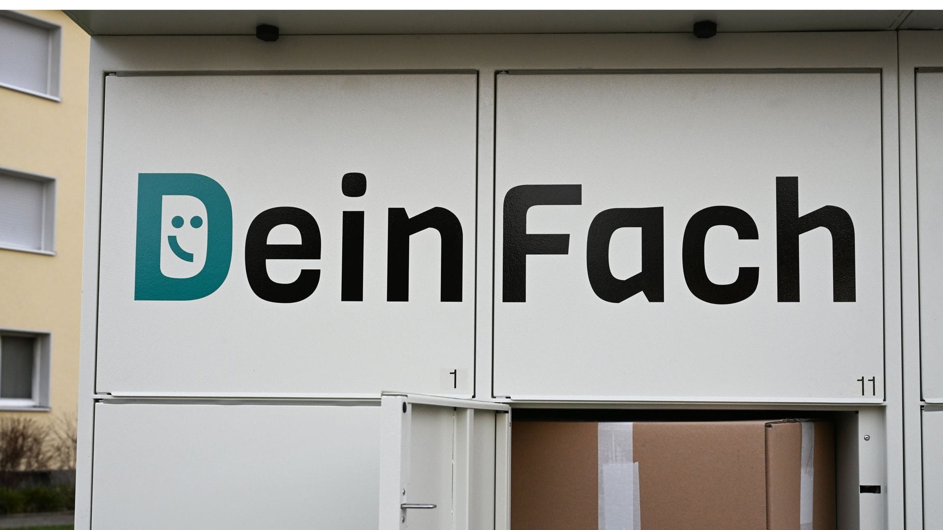 Das Logo der DHL-Tochter „DeinFach“ steht auf einem Paketautomaten der Firma. Bis zum Jahresende möchte DeinFach deutschlandweit mindestens 1000 Standorte haben.