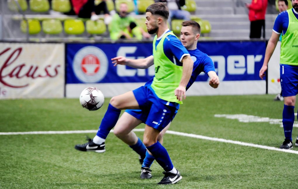 Böblingens Nico Klamerek (links) gegen seine ehemaligen Kollegen aus Schönaich im Duell mit Bernhard Hilger. Am Ende war das eine klare Sache – 4:0 für die SVB. Doch dann kam das böse Erwachen für Böblingen und das Aus am Freitagabend.             Bild: Photostampe