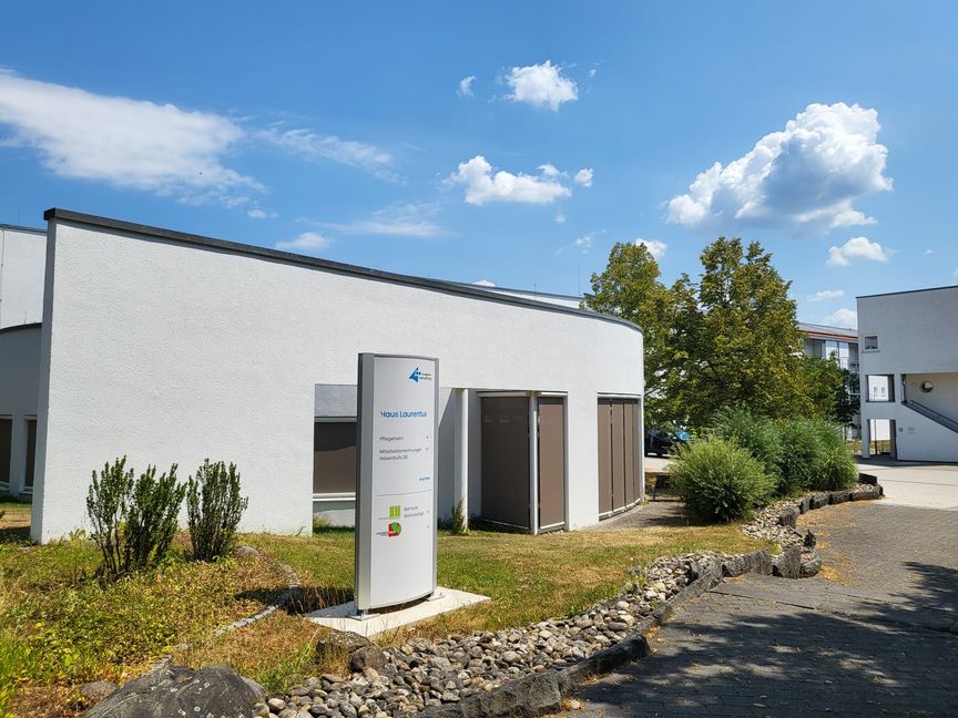 Im Pflegeheim Haus Laurentius in Schönaich kam es im Oktober 2024 zu einem versuchten Brandanschlag. Das Gericht hat den Angeklagten zu einer Haftstrafe und einer Entziehungskur verurteilt.