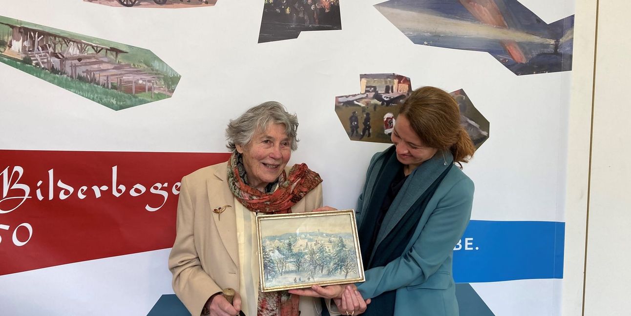 Frederica Steisslinger mit Corinna Steimel bei der Eröffnung der Ausstellung „Böblinger Bilderbogen 1900–1950. Vergangenheit in Farbe. Mit den Zeitzeugen Reinhold Nägele & Fritz Steisslinger auf Streifzügen durch die Stadt“ im November 2022 in der Städtischen Galerie. Eine Besucherin hat anlässlich der Eröffnung an die Nachlassverwaltung von Fritz Steisslinger ein Winterbild von ihm geschenkt.