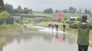 Hochwasser auf der Magstadter Südtangente zwischen Bahnlinie und Abzweigung der Gottlieb-Daimler-Straße sorgte am Sonntagnachmittag für das Aus der Stuttgarter Race Days.