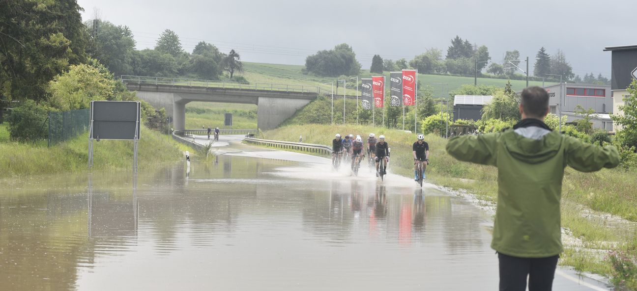 Hochwasser auf der Magstadter Südtangente zwischen Bahnlinie und Abzweigung der Gottlieb-Daimler-Straße sorgte am Sonntagnachmittag für das Aus der Stuttgarter Race Days.