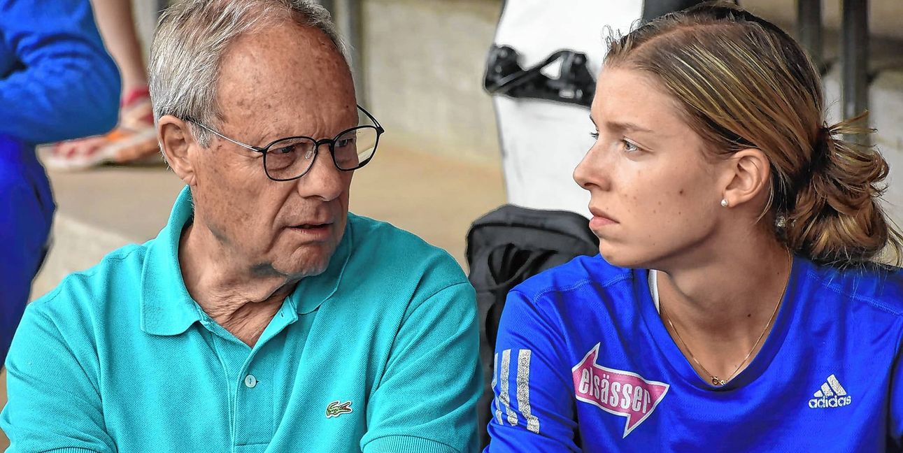 Siggi Weierich (rechts im Boot) und Axel Knoblauch setzten vor dem Eröffnungsspiel der deutschen Nationalmannschaft gegen Schottland auf dem Oberen See in Böblingen ein weithin sichtbares Zeichen.Bild: Zvizdiç