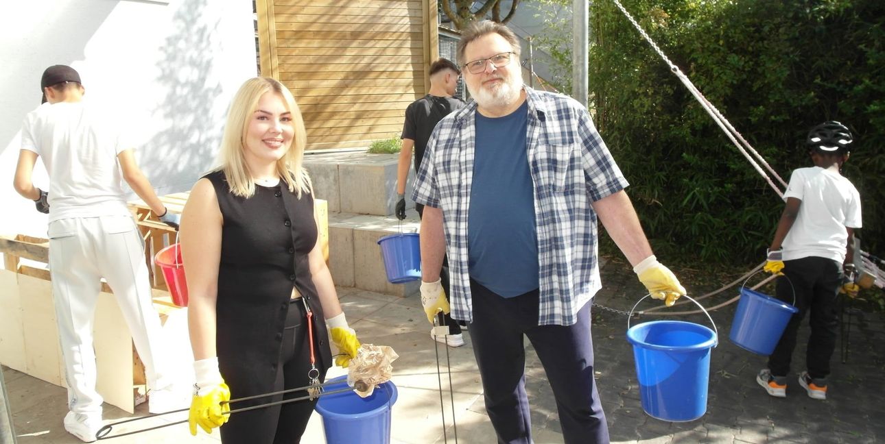 Praktikantin Angelika Kromm und der pädagogische Mitarbeiter Thomas Lemke (von links) haben in diesem Jahr die Beteiligung des Böblinger Kinder- und Jugendtreffs Diezenhalde am internationalen World Cleanup Day organisiert.
