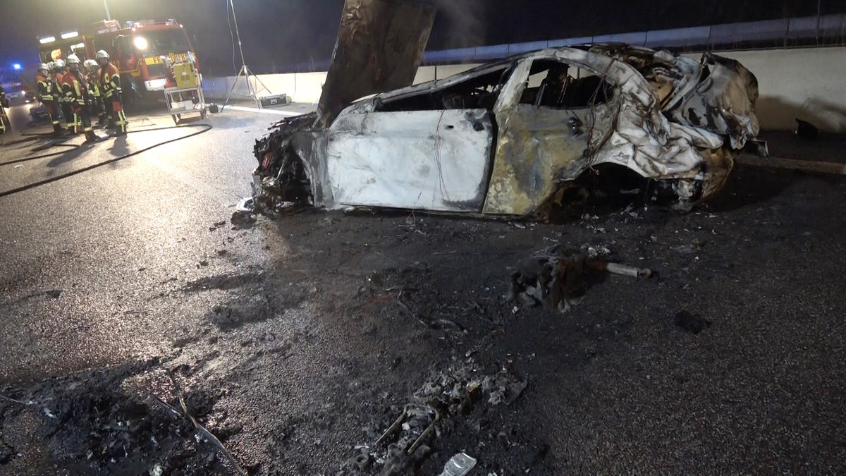 A81: Bewährungsstrafe nach illegalem Autorennen auf Autobahn. Der getunte BMW war nach dem Unfall nur noch Schrott. Bild: Dettenmeyer