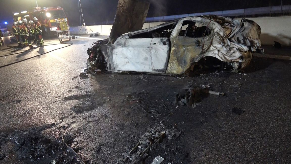 A81: Bewährungsstrafe nach illegalem Autorennen auf Autobahn. Der getunte BMW war nach dem Unfall nur noch Schrott. Bild: Dettenmeyer