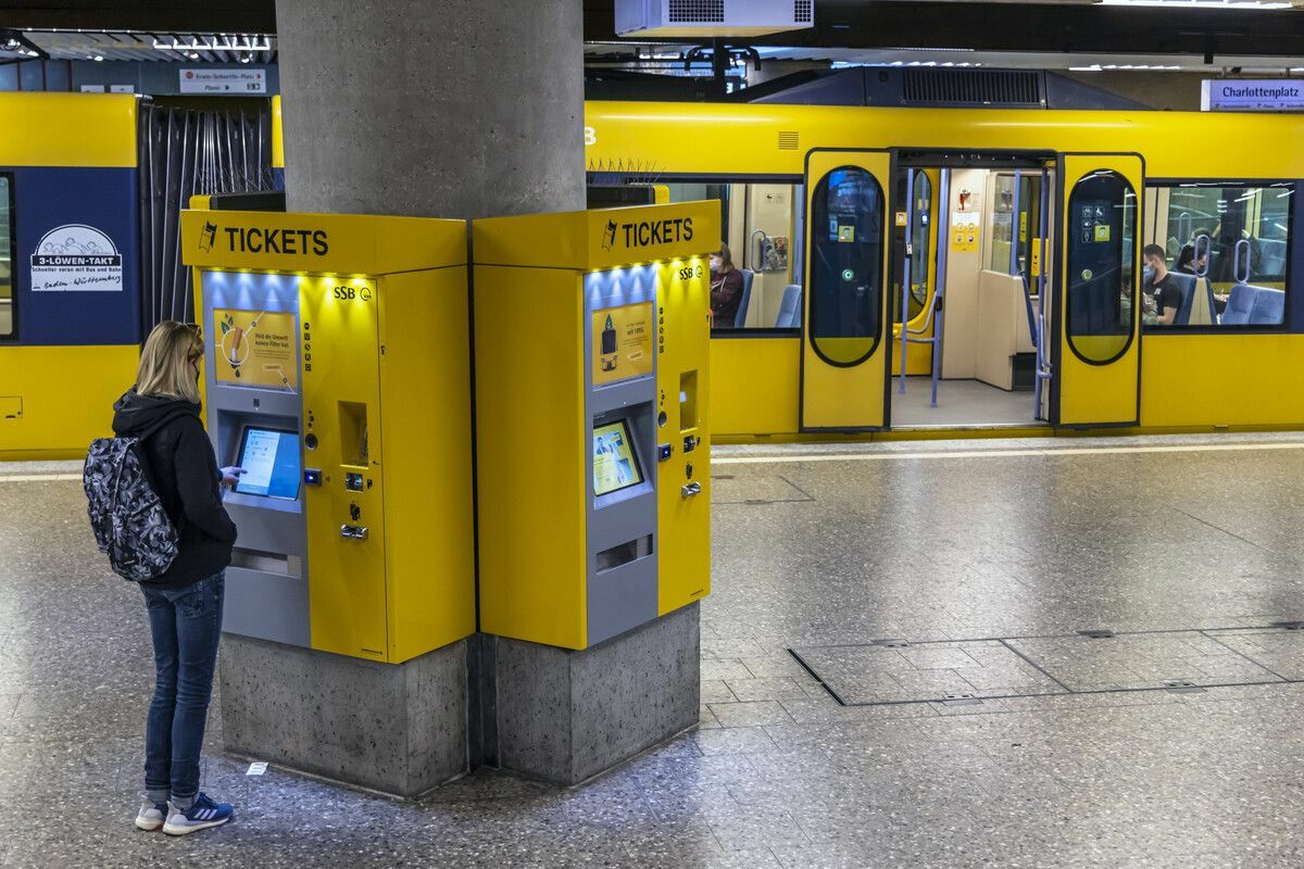 Fahrscheine für den Nahverkehr in Stuttgart und in der Region verteuern sich.      Foto: IMAGO//Arnulf Hettrich