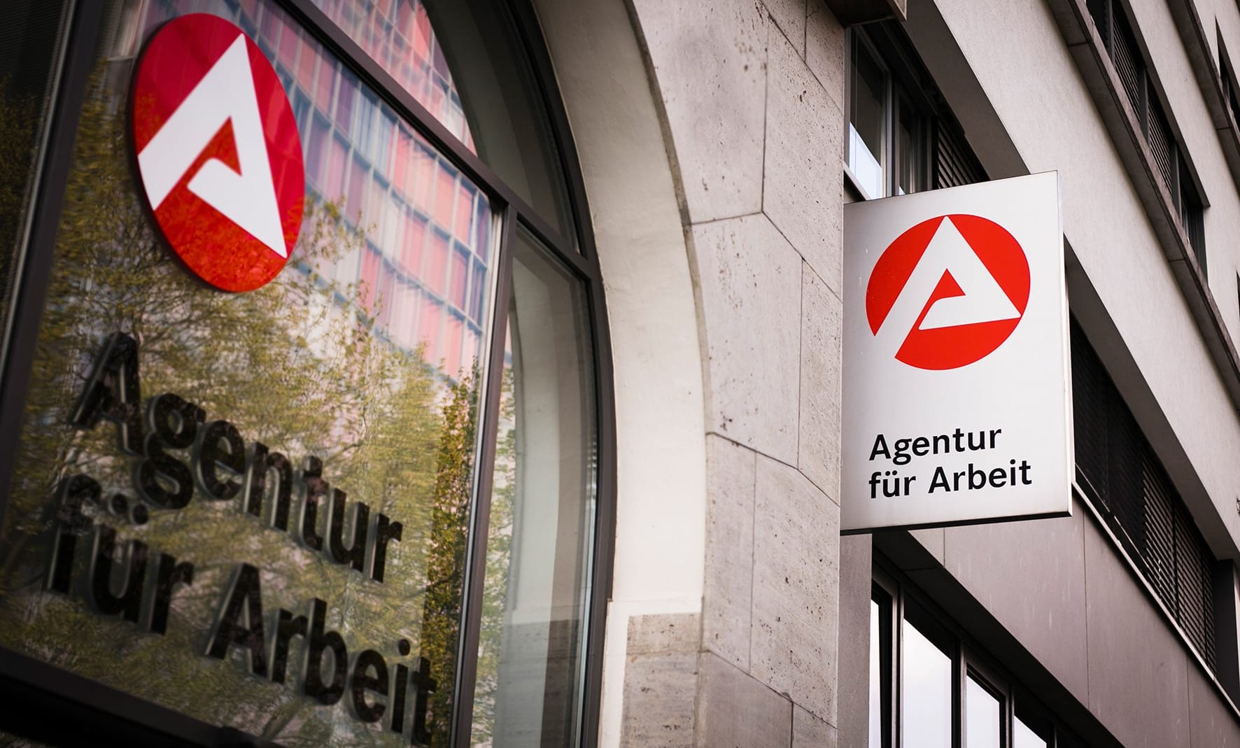 Die Anzahl der Arbeitslosen ist im Juni etwas zurückgegangen.