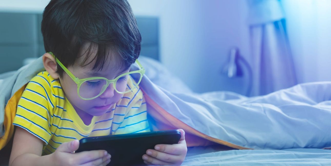 Schon sehr junge Kinder nutzen moderne Geräte und Medien.