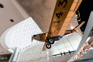 Eine authentische Rekonstruktion der Daimler-Klemm L 20 „Kamerad“ erinnert heute im Mercedes-Benz Museum an den Weltflug von Koenig-Warthausen.