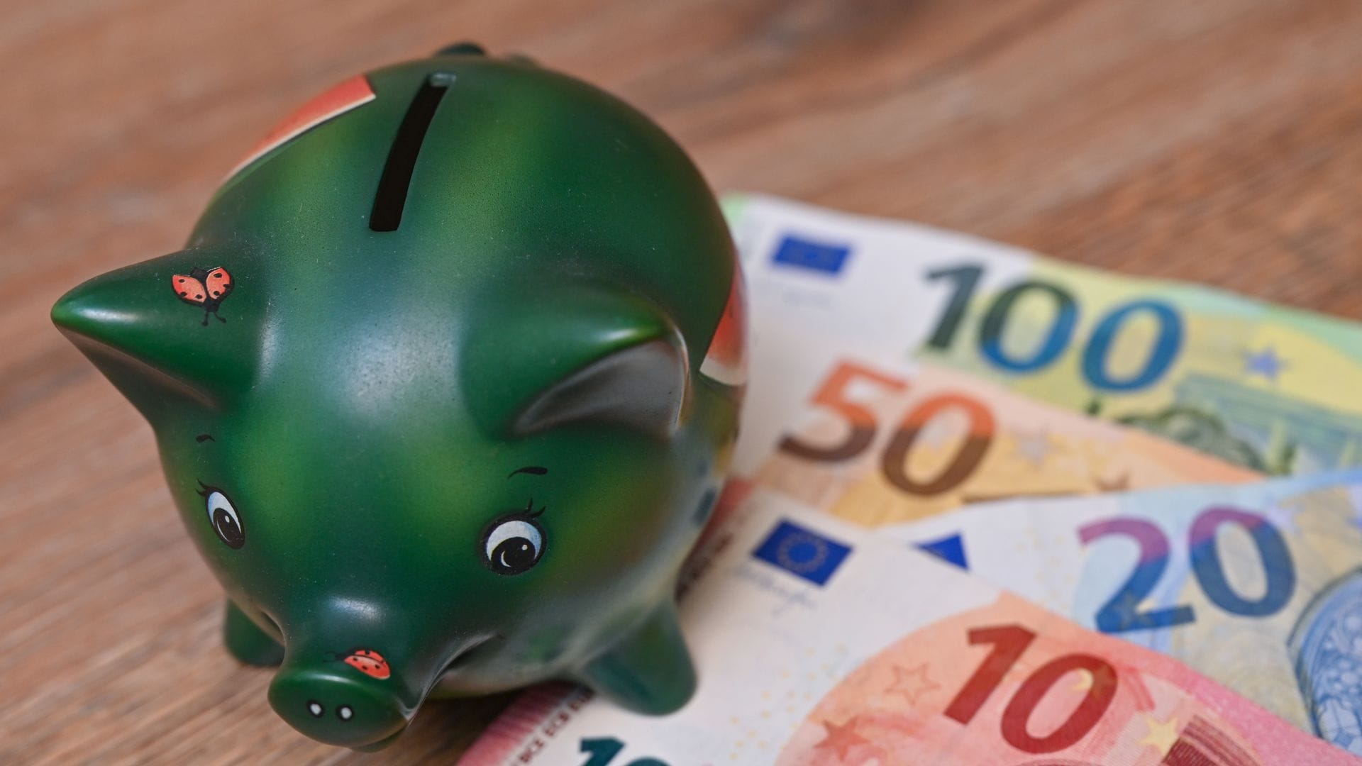 Deutsche legen viel Geld auf die hohe Kante (Symbolbild)