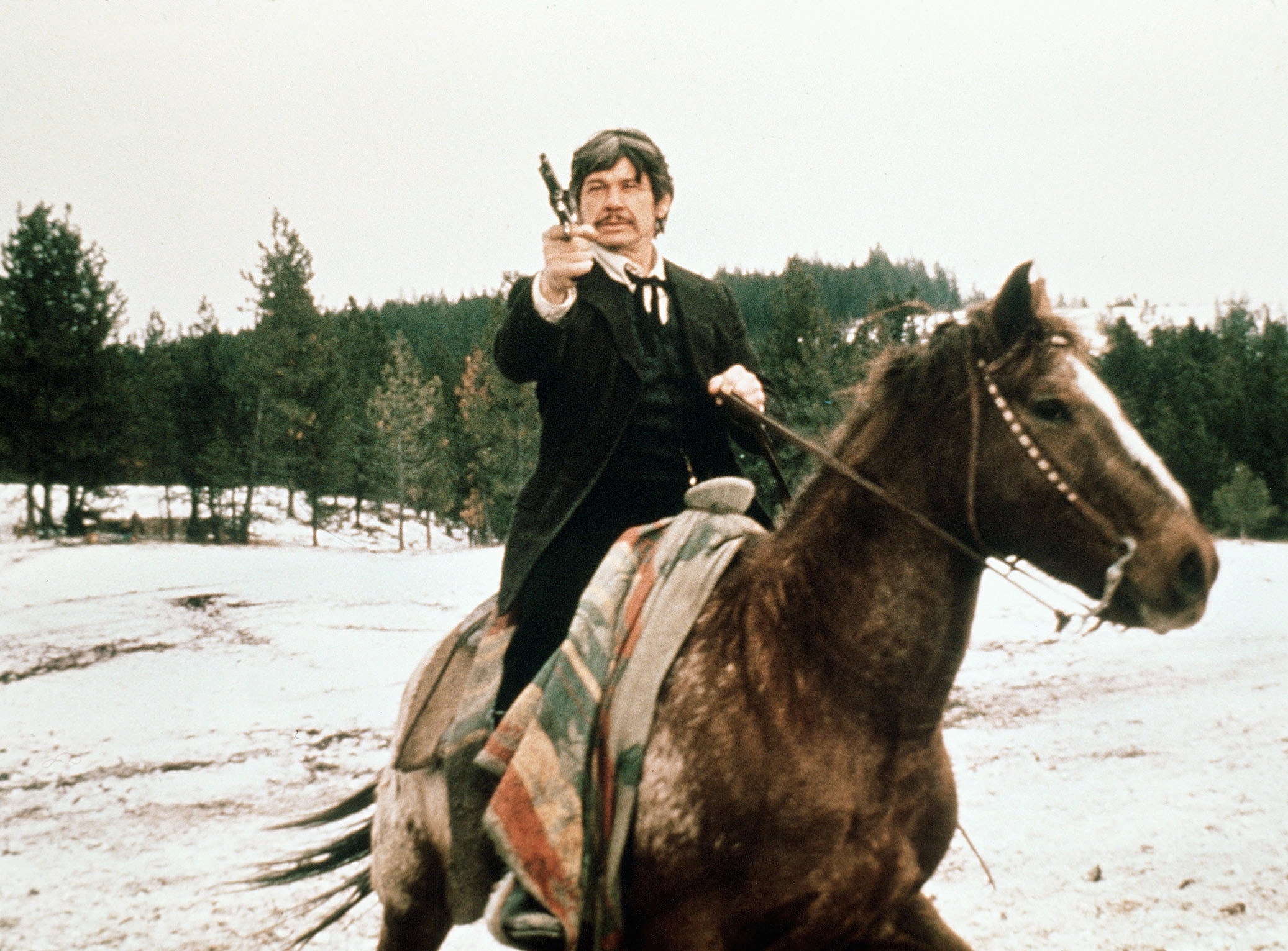 Ist der Mann jetzt ein Gefangener, oder was? Charles Bronson in einer undurchsichtigen Rolle in „Nevada Pass“.   Bild: z