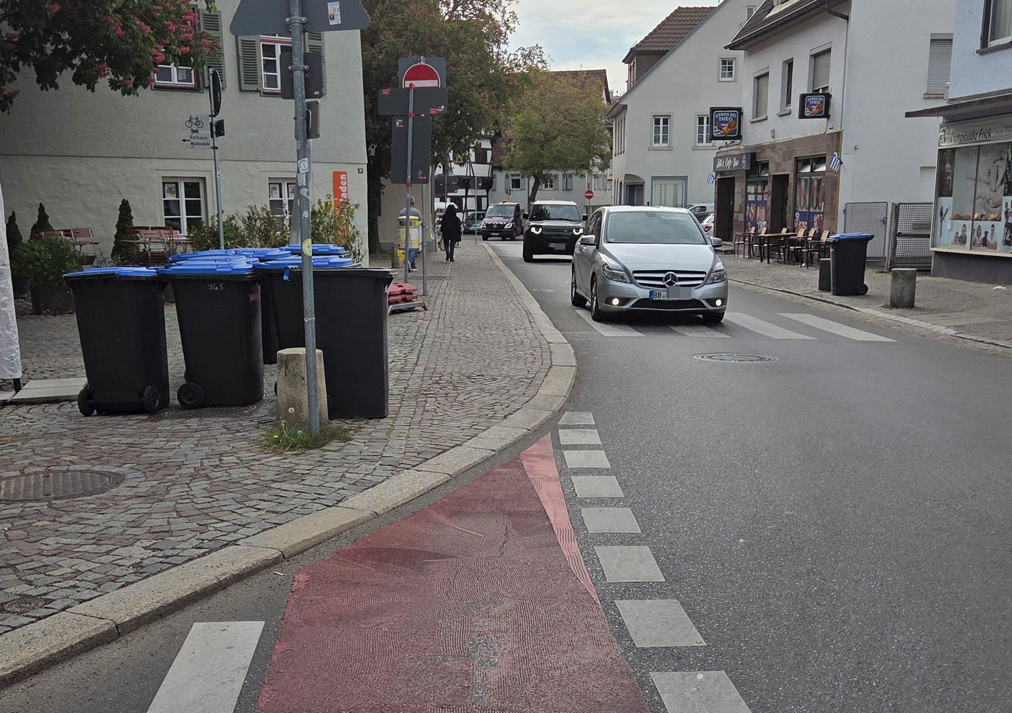 Die rote Fahrbahnmarkierung sieht vom Domo aus für Radfahrer einladend aus. Doch kurz danach greift die Einbahnstraßenregel.