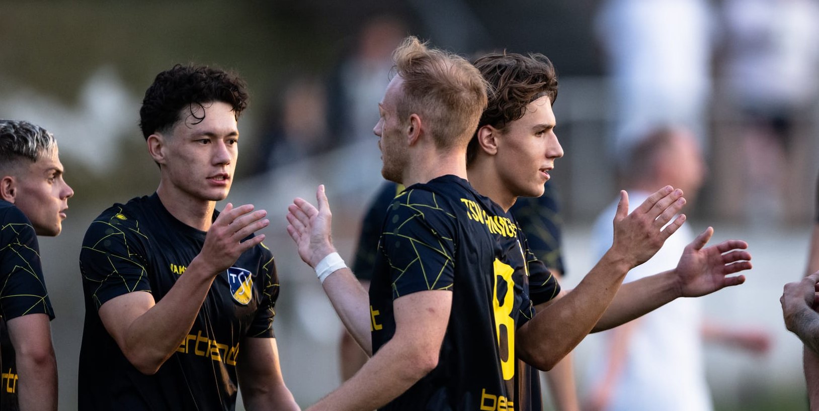 Der TSV Ehningen freut sich auf ein sporthistorisches Spiel. Auf dem Foto gratuliert Lion Janzen Marcel Siegloch nach dessen Treffer zum 3:1 beim Pokal-Sieg in Bösingen