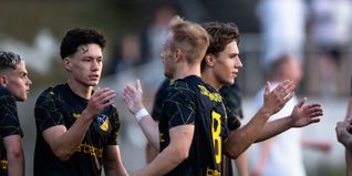Der TSV Ehningen freut sich auf ein sporthistorisches Spiel. Auf dem Foto gratuliert Lion Janzen Marcel Siegloch nach dessen Treffer zum 3:1 beim Pokal-Sieg in Bösingen