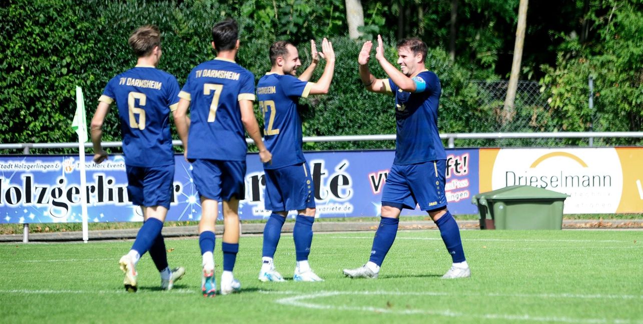 Darmsheimer Jubel über den 3:1-Auswärtssieg in Holzgerlingen.