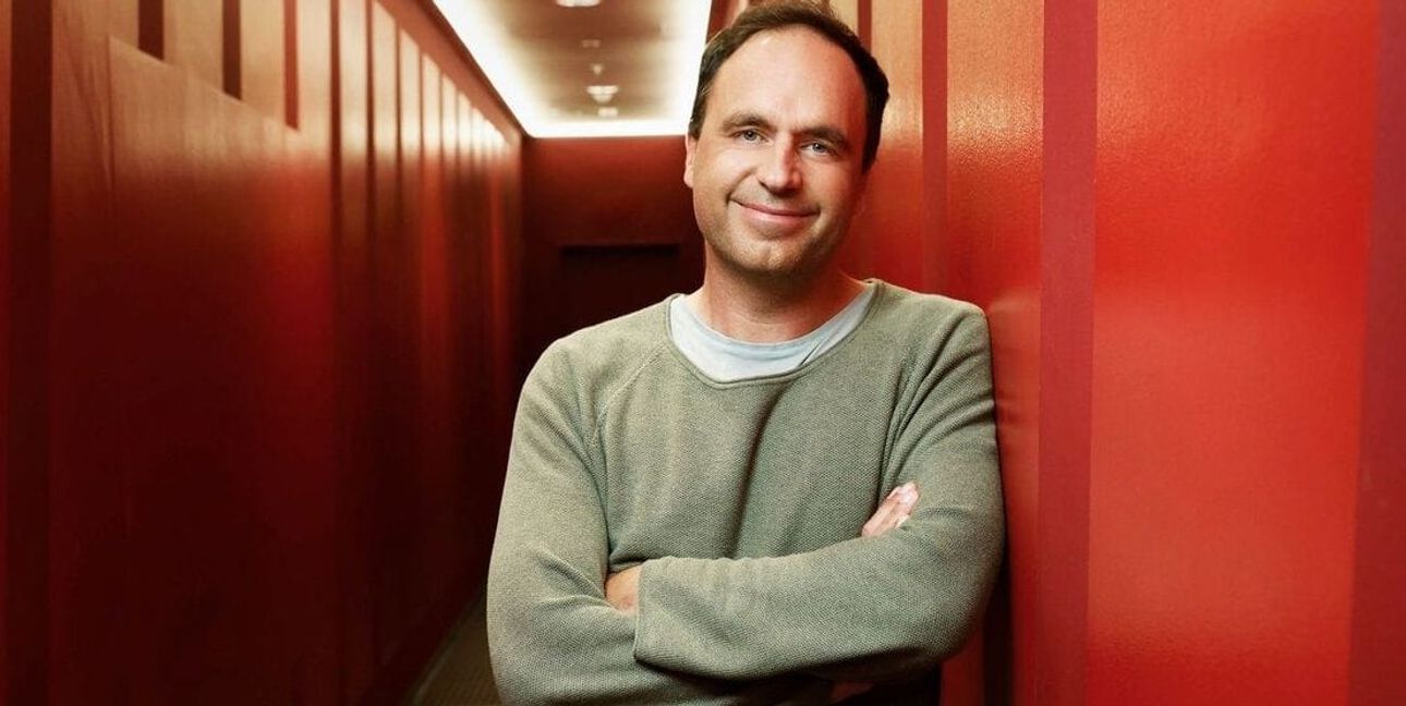 Jonas Friedrich: Fußballfans kennen schon lange seine Stimme. Jetzt wird auch sein Gesicht immer bekannter.