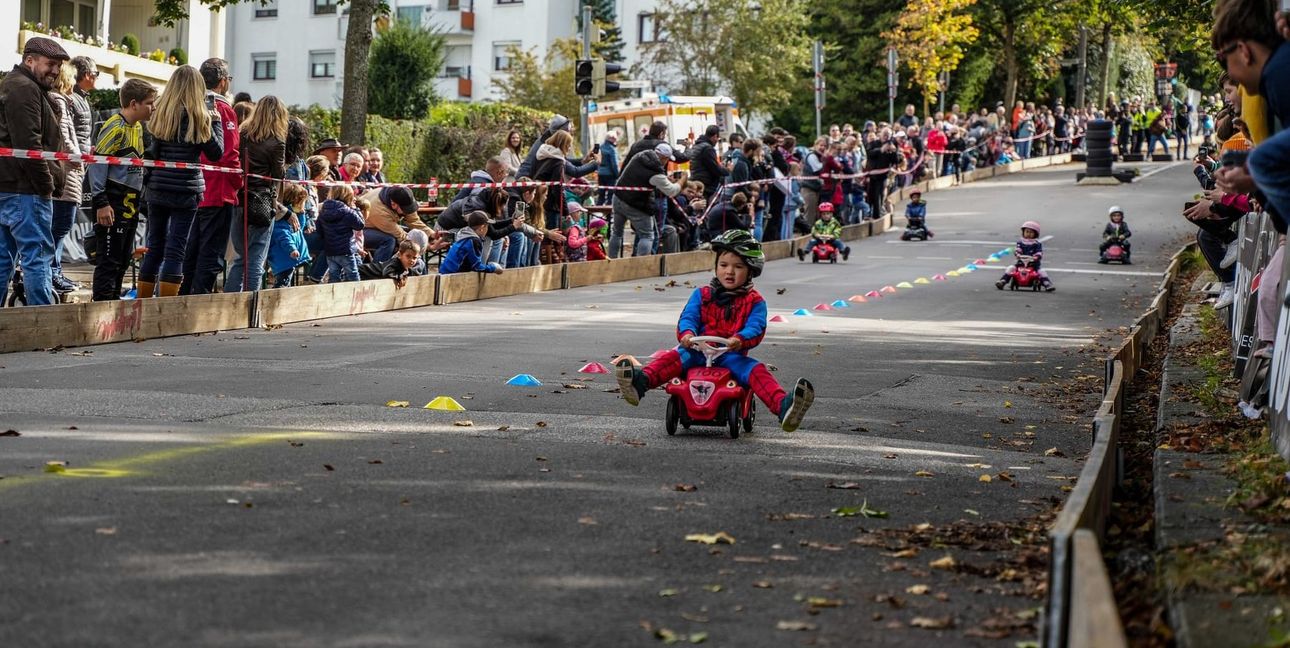 Auch die Bobby-Cars flitzen auf baden-württembergs schnellster Seifenkisten-Rennstrecke den Goldberg runter.