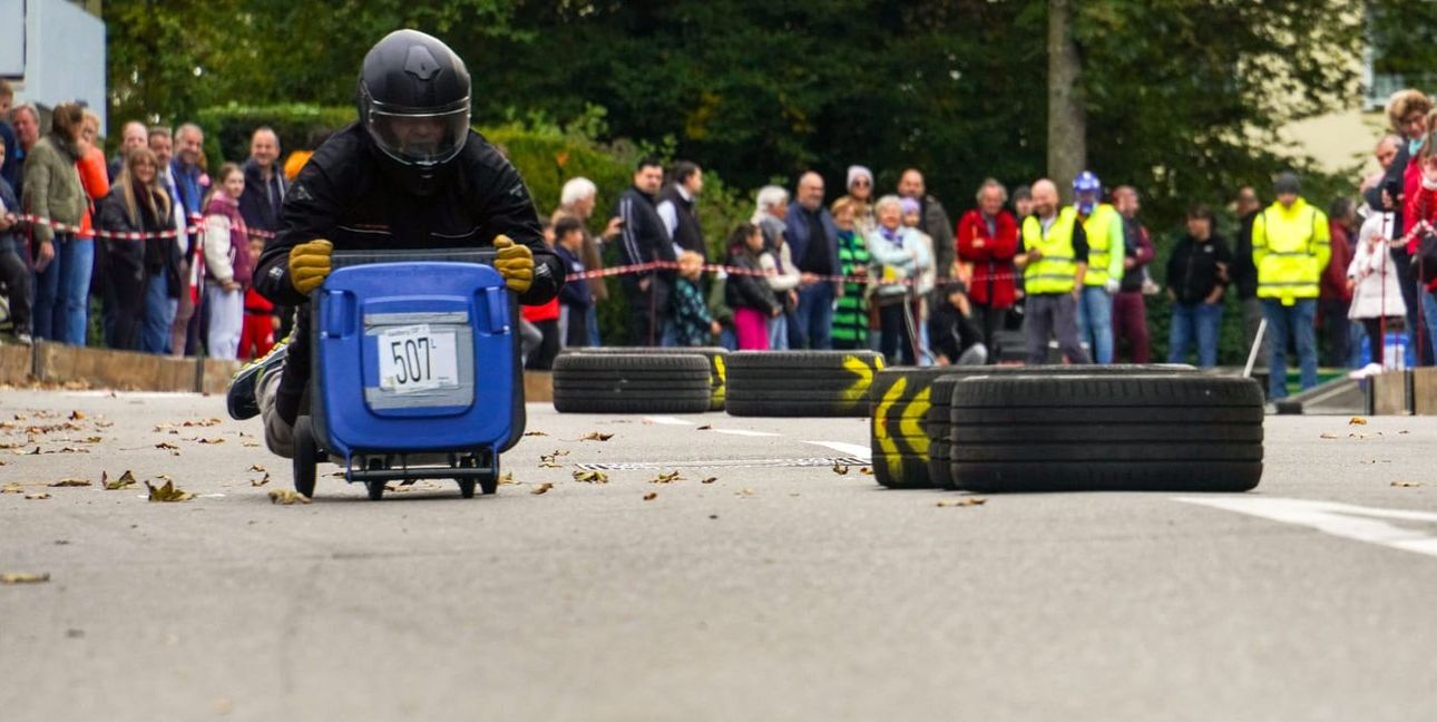 Rasante Abfahrt mit der blauen Tonne.Bilder: Dettenmeyer