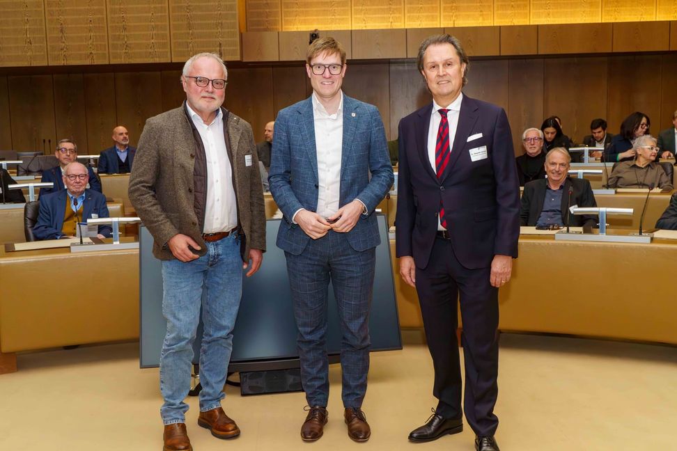 Vorstandmitglied Dr. Karl Peter Hoffmann (links) und Sprecher Dr. Alexander Sommer (rechts) nehmen beim Neujahrsempfang des Wirtschaftsrates, Sektion Böblingen/Sindelfingen/Leonberg, den Sindelfinger OB Markus Kleemann in ihre Mitte.