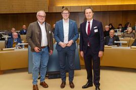 Vorstandmitglied Dr. Karl Peter Hoffmann (links) und Sprecher Dr. Alexander Sommer (rechts) nehmen beim Neujahrsempfang des Wirtschaftsrates, Sektion Böblingen/Sindelfingen/Leonberg, den Sindelfinger OB Markus Kleemann in ihre Mitte.