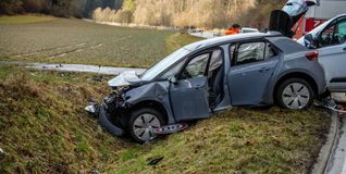 Der VW landet nach dem Zusammenstoß im Graben.