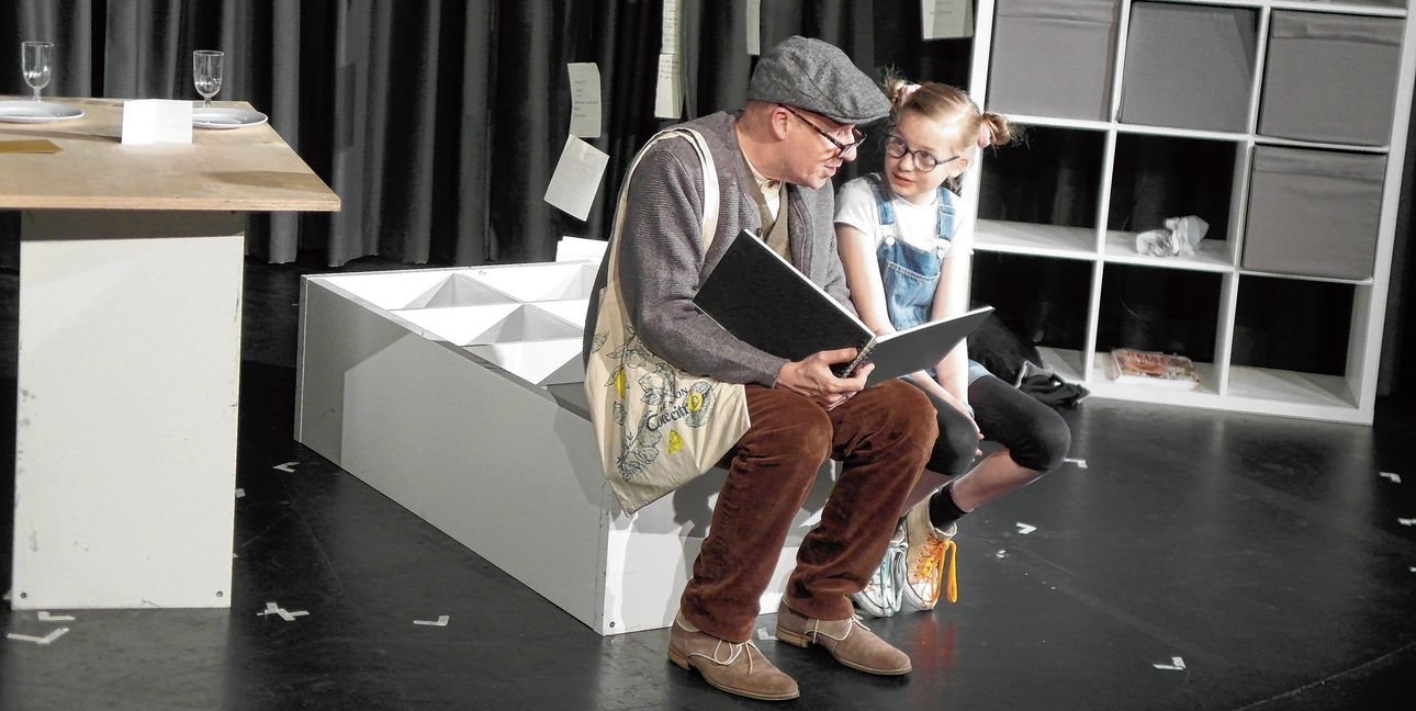 Dr. Bernd Schmalenbach als Amandus und Olivia Seidel in der Rolle von Enkelin Tilda: Der Großvater offenbart seine Verzweiflung.