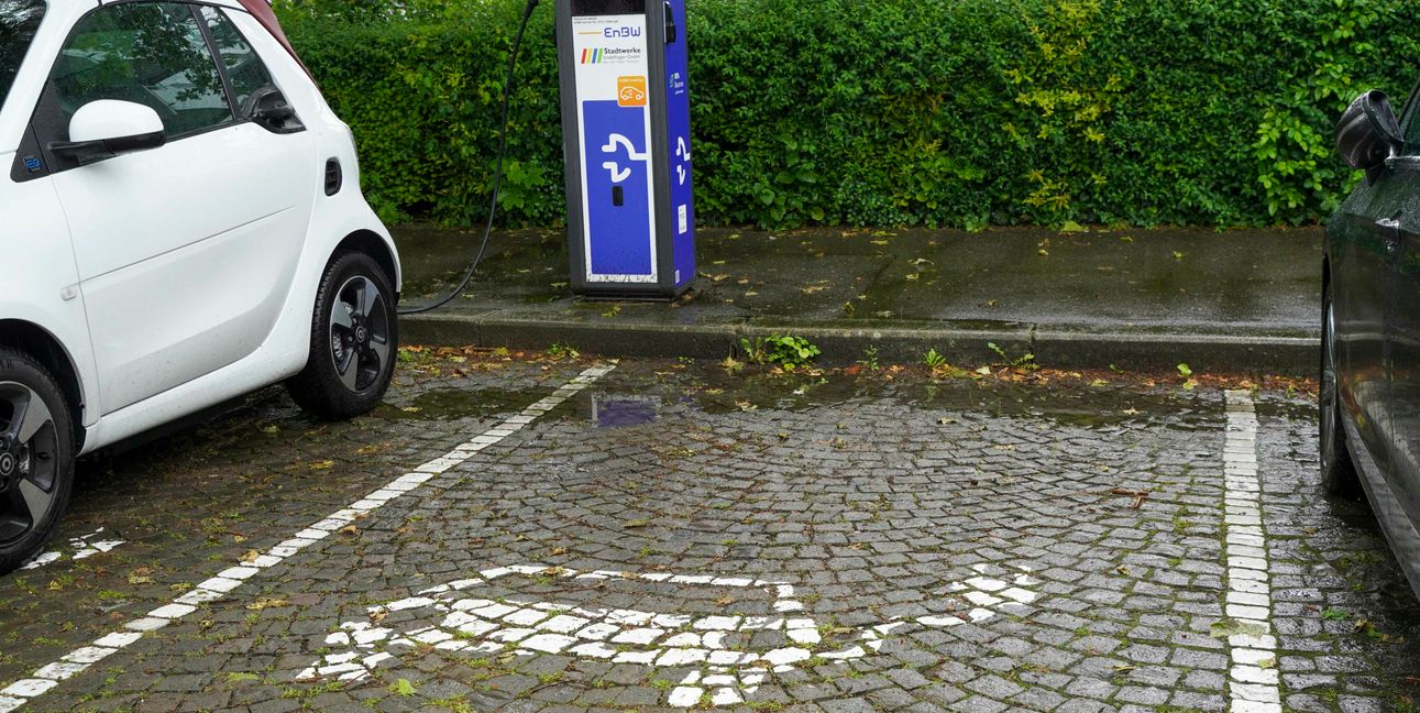 Die Stadt will Carsharing-Anbietern neben einigen geeigneten, im Aufbau befindlichen E-Lade-Hubs konkrete Stellplätze anbieten. So sollen E-Lade-Hubs zu kleinen Mobilitätsstationen ausgebaut werden.