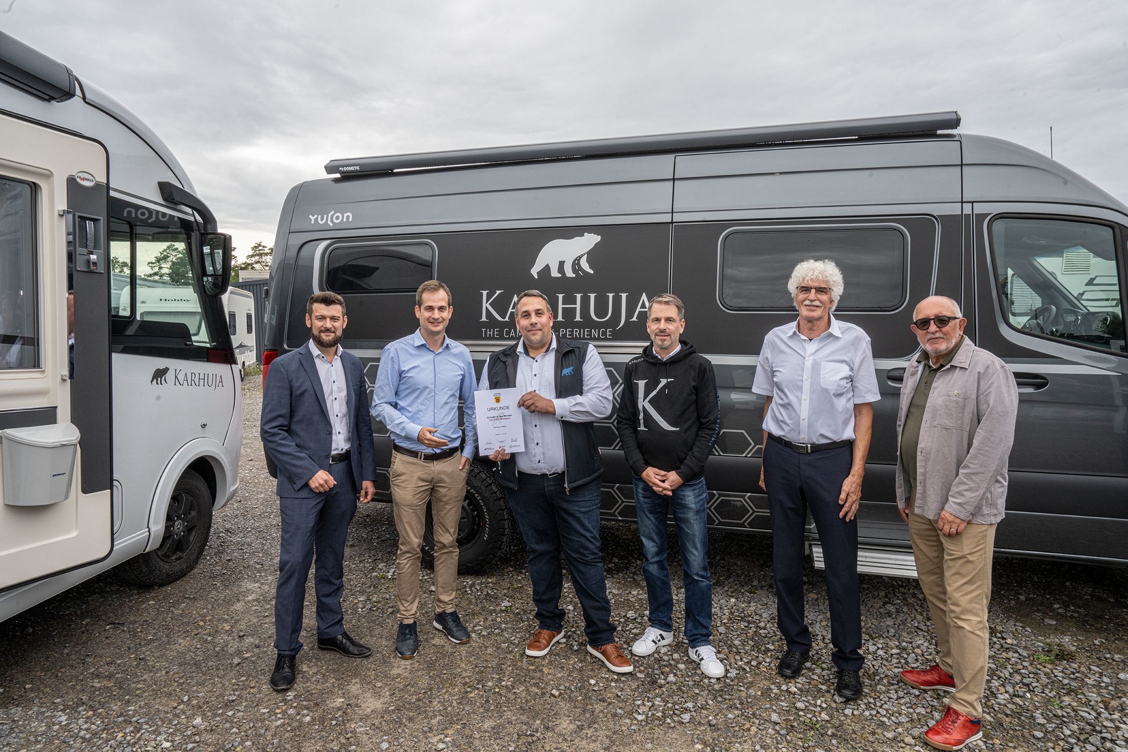 Im Wohnmobilpark in Grafenau (von links): Sparkassen-Gründungsberater Tobias Mann, Sascha Meßmer von der Landkreis-Wirtschaftsförderung, die beiden Gründer Pascal Böker und Michael Mäkelä, Grafenaus stellvertretender Bürgermeister Bruno Metzger und Wolfgang Vogt von den Wirtschaftssenioren.
