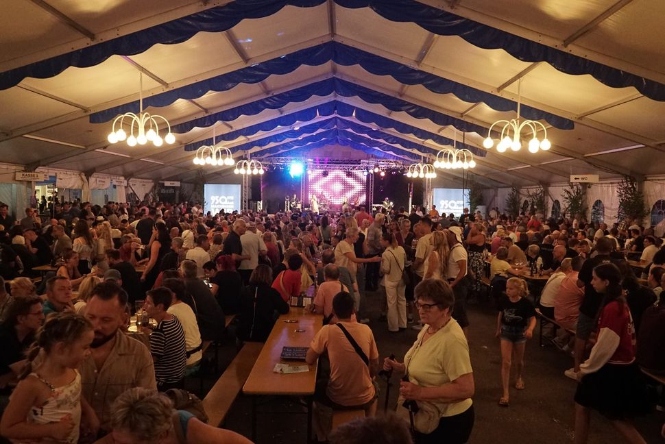 Hochbetrieb im Festzelt.