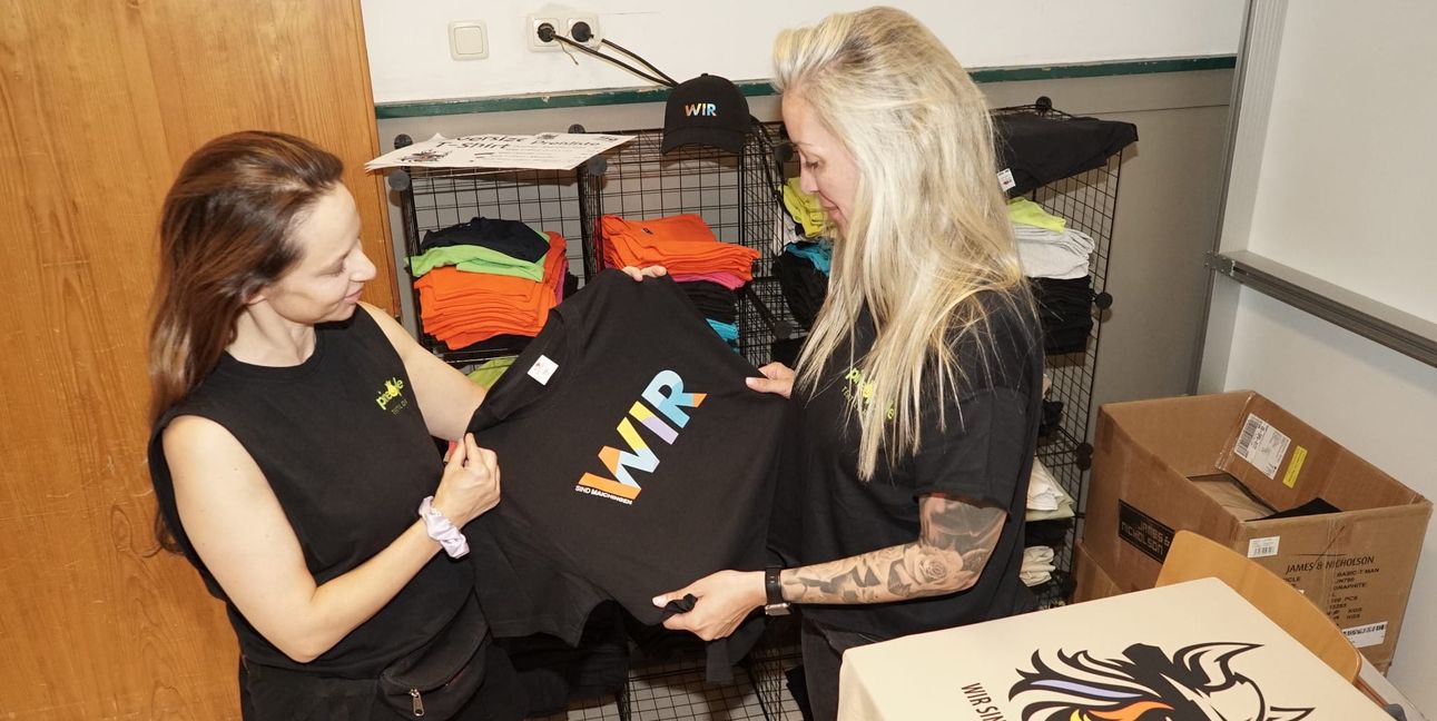 Katja Schultzmann (links) und Nadine Rau bedrucken live die Jubiläumsshirts.