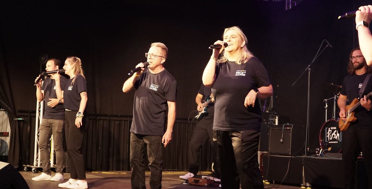 „Wir sind stolze Maichinger“: Ortsvorsteher Wolfgang Stierle als Sänger zusammen mit Musikern der Musikkapelle Maichingen.