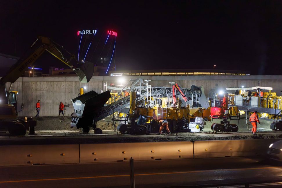 Ein Betonfertiger baut die Betonfahrbahn ein.