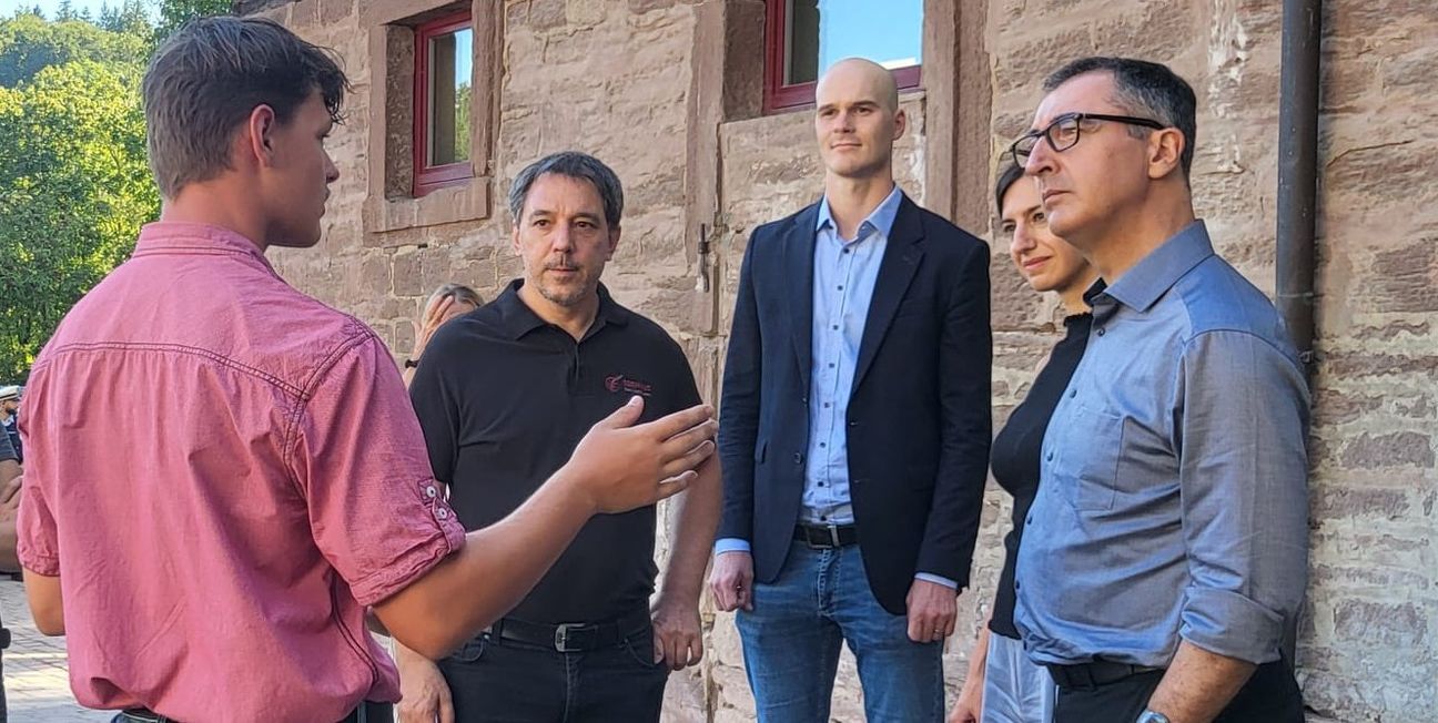 Baden-Württembergs Ministerpräsident Cem Özdemir mit seiner Frau Flavia Zaka, Landtagsabgeordneter Peter Seimer (Grüne), Tobias Merckle (Gründer Verein Seehaus), und Thorsten, ein Jugendlicher aus dem Seehaus Leonberg (von rechts).