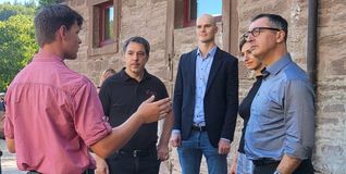 Baden-Württembergs Ministerpräsident Cem Özdemir mit seiner Frau Flavia Zaka, Landtagsabgeordneter Peter Seimer (Grüne), Tobias Merckle (Gründer Verein Seehaus), und Thorsten, ein Jugendlicher aus dem Seehaus Leonberg (von rechts).