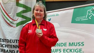 Katja Stierle mit ihrer Bronzemedaille. Im Doppel schied die Gätringerin dagegen mit der Karlsruherin Susanne Stösser im Viertelfinale aus. Bild: z