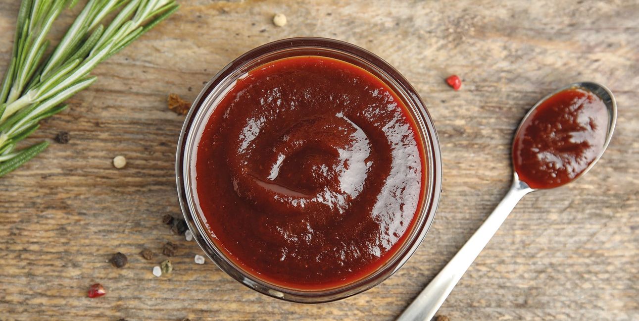 Rauchig und süß: Die Barbecue-Sauce darf beim Grillen nicht fehlen.