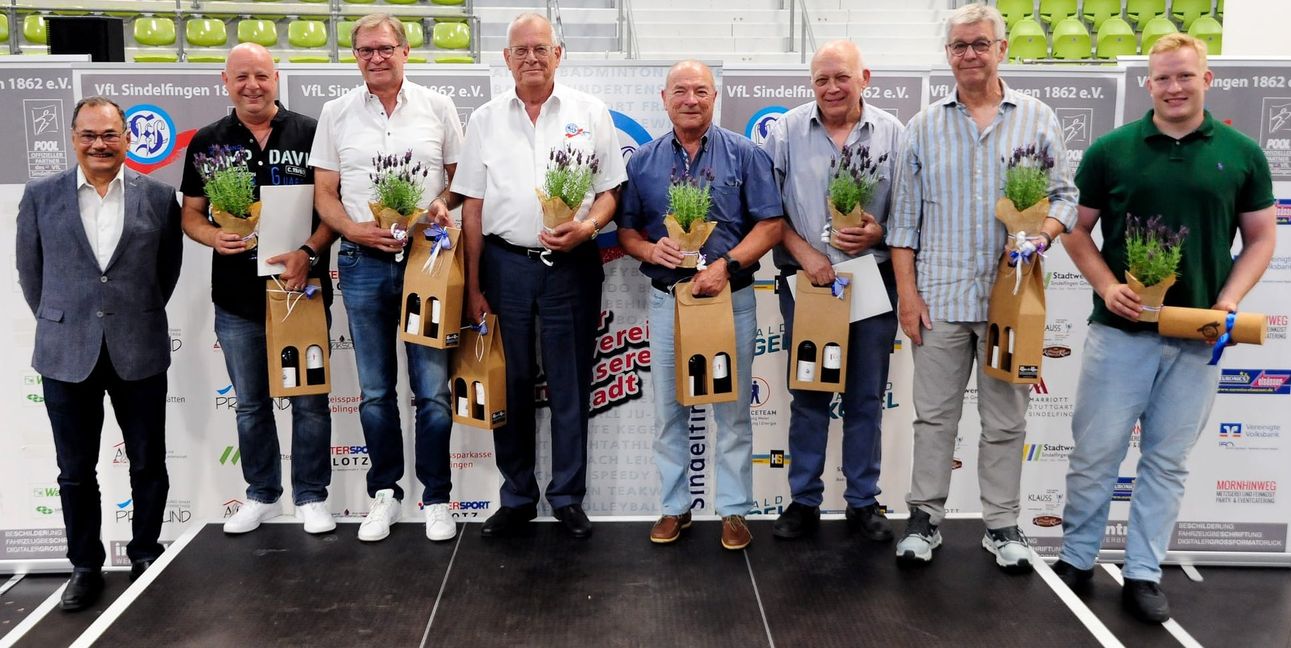 Verdiente Mitglieder: Präsident Dr. Heinrich Reidelbach, Wolfgang Achatz, Harry Kibele, Manfred Stock, Helmut Wolf, Hans Hermann Harz, Johannes Mescher und Eric Maihöfer (von links).Bild: Photostampe