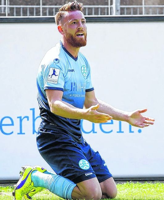 Mit den Stuttgarter Kickers am Boden: der Maichinger Michael Klauß. Den Blauen droht der Absturz in die Fünftklassigkeit.  Bild: Baumann