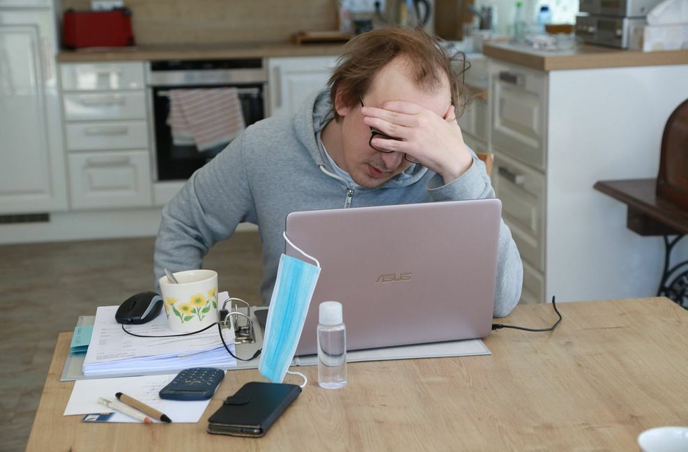 Verursacht die Arbeit von zu Hause  mehr Stress? Studien kommen zu unterschiedlichen Ergebnissen.

Foto: imago/SKATA