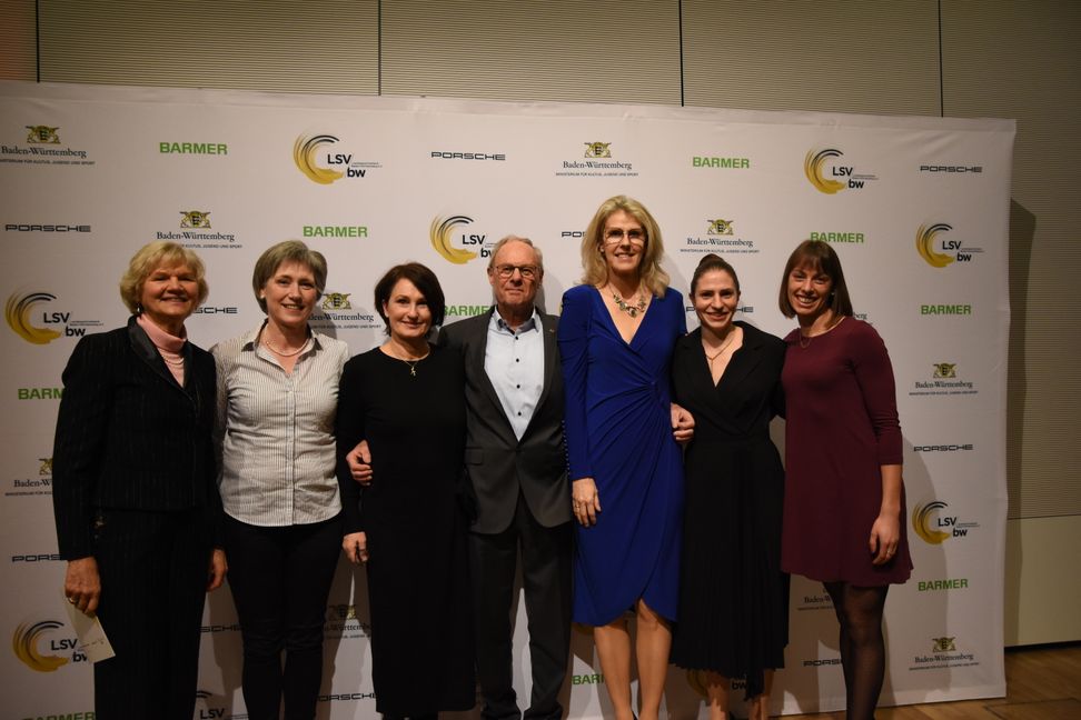 Trainer Werner Späth und seine Olympia-Starterinnen: Elfgard Schittenhelm, Heidi-Elke Hudak (geborene Gaugel), Ulrike Savari, Birgit Hamann (geboren Wolf), Nadine Hildebrand und Carolina Krafzik (von links). Bild: Schüttke