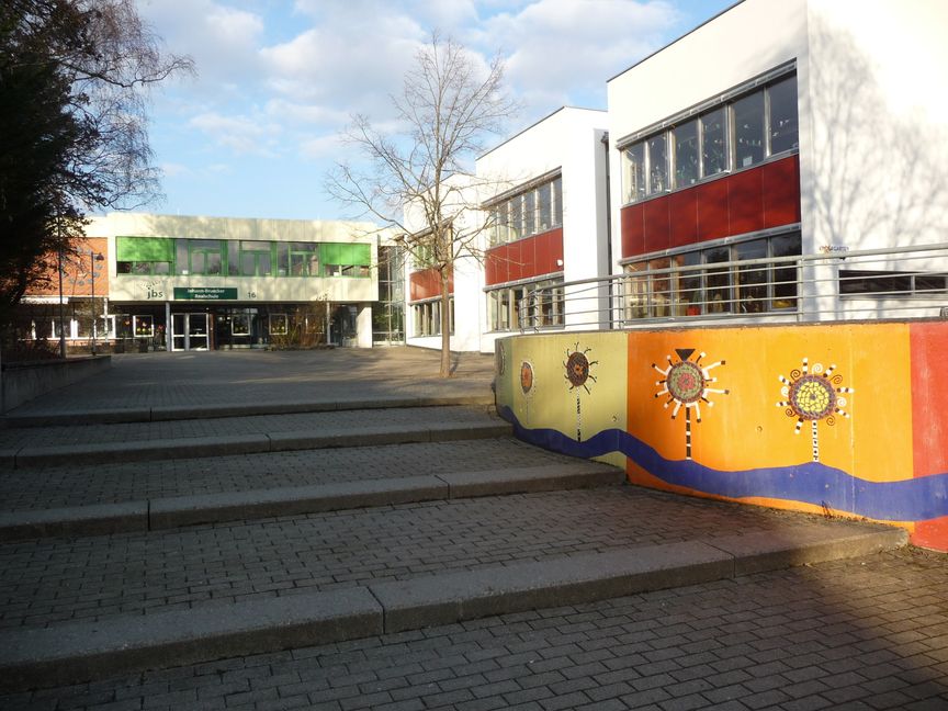Bei der Schönaicher Innenentwicklung geht es nicht nur darum, Baulücken und Leerstände zu füllen. Ein Ziel ist es auch das historische Zentrum, das kommunalen Zentrum (Schulen, Kindergarten, Rathaus) und eine neue Mitte auf dem Honeywell-Areal miteinander zu verbinden.     Bild: Reichert