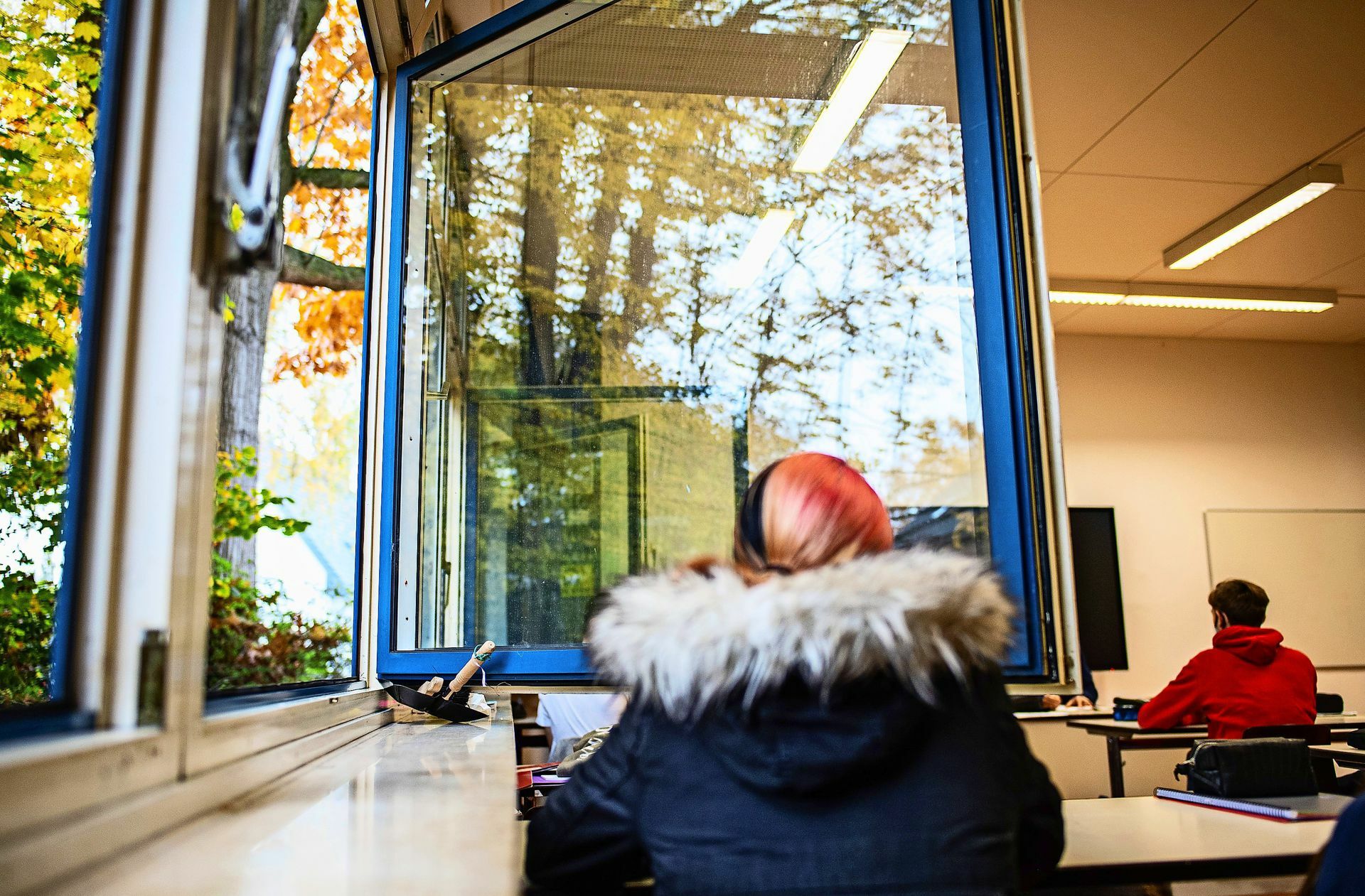 Derzeit wird in Schulen alle 20 Minuten gelüftet, die frische Luft soll eine Ansteckung über Aerosole verhindern – viele fürchten aber, sich im Winter stattdessen zu erkälten.