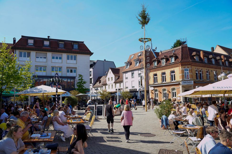Jede Menge los war am verkaufsoffenen Sonntag in der Sindelfinger Innenstadt : Auf dem Wettbachplatz war kaum einmal ein freier Tisch zu finden. Bild: Dettenmeyer