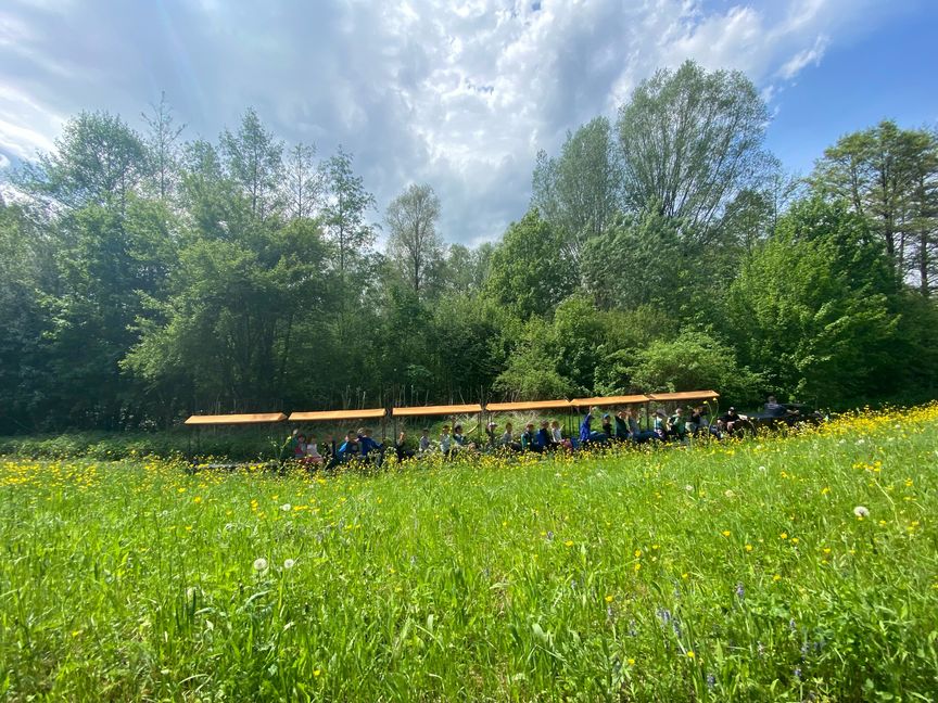 Bei den Dampfbahnfreunden Sindelfingen haben die ukrainischen Flüchtlingskinder einen tollen Tag auf den Dampfloks verbracht.    Bild: Privat