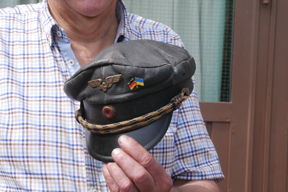 Die Anstecknadel auf dieser Lederkappe zeigt die deutsche und die ukrainische Flagge in Eintracht vereint.   Bild: Privat