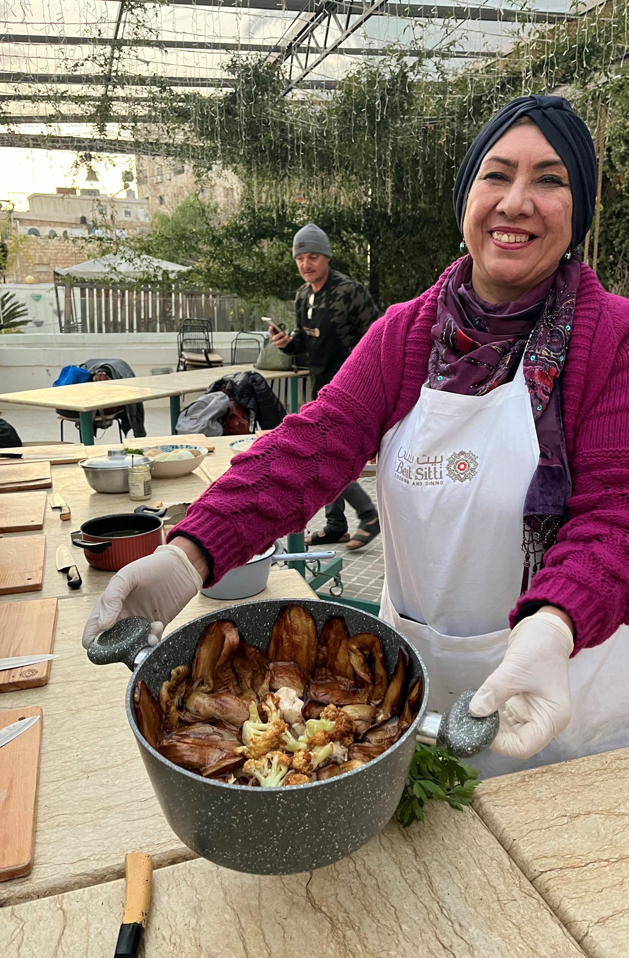 Zum Hauptgang gibt es Maqluba.  Ein Eintopf aus Reis, Huhn und Gemüse, kopfüber im Topf geschichtet, im Ofen gegart und dann gestürzt.