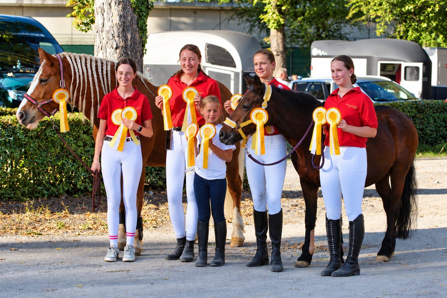 Strahlende „Maichinger Reitmädels” (v.l.n.r. Rosi, Lena, Leah, Juli, Janina, Nelly, Alessia).