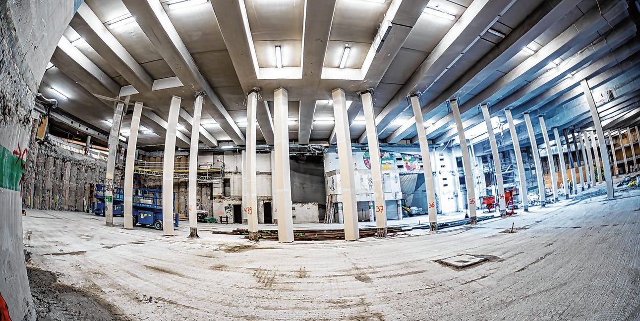 Unter dem Marktplatz liegt derzeit eine riesige Halle.